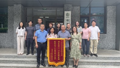 首師大二附中向北京市農(nóng)林科學(xué)院植保所贈錦旗，六載科普結(jié)碩果